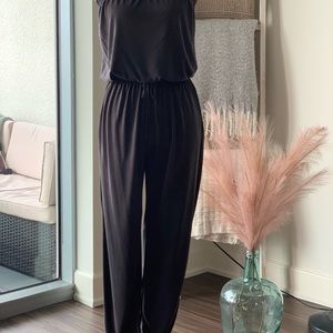 Black sleeveless Jumpsuit with pockets!